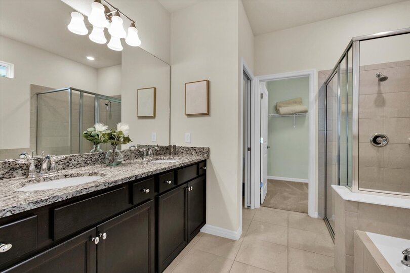 Master Queen Bathroom 1
Downstairs
Tub and Shower