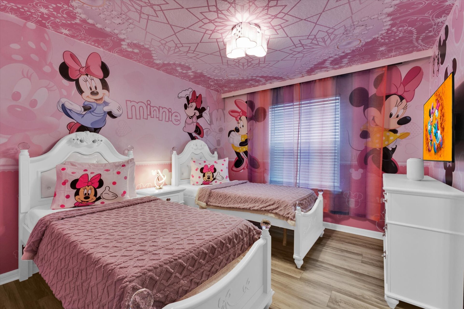 Two Twins Bedroom 5 -Minnie, 50" Smart TV