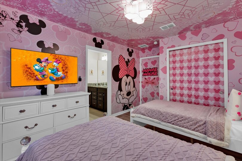 Two Twins Bedroom 5 -Minnie, 50" Smart TV