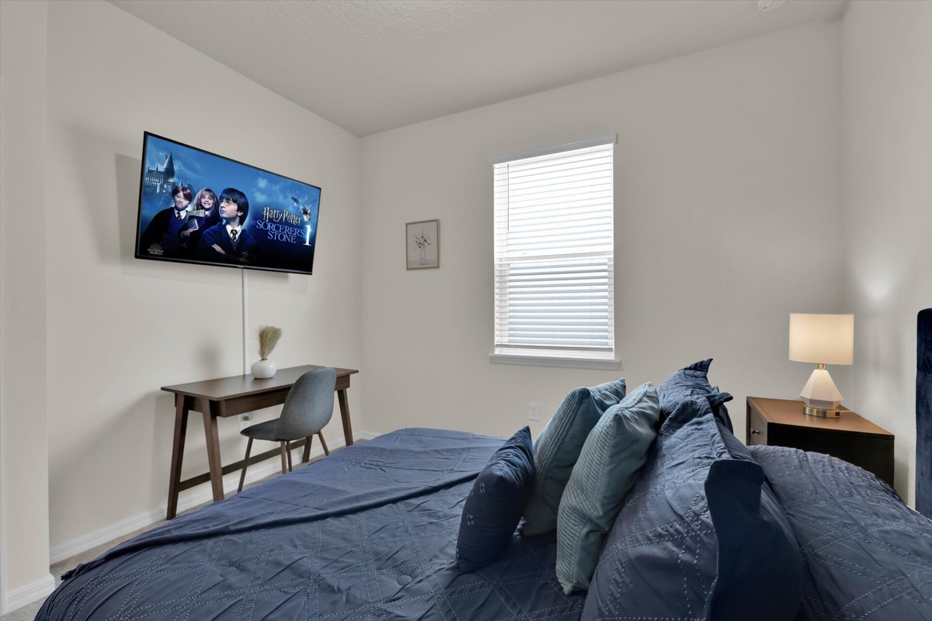 Queen Bedroom 5 (Angle)
50" Smart TV