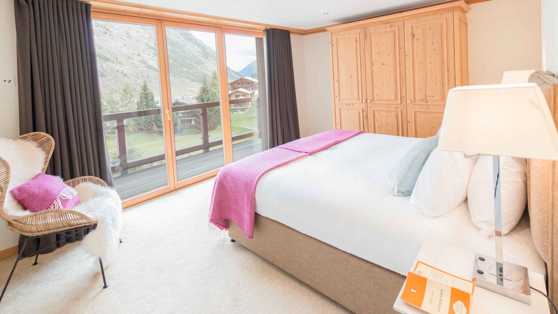 Povzdignite svoj pobeg v razkošno alpsko spokojnost, Valais Chalet 1389