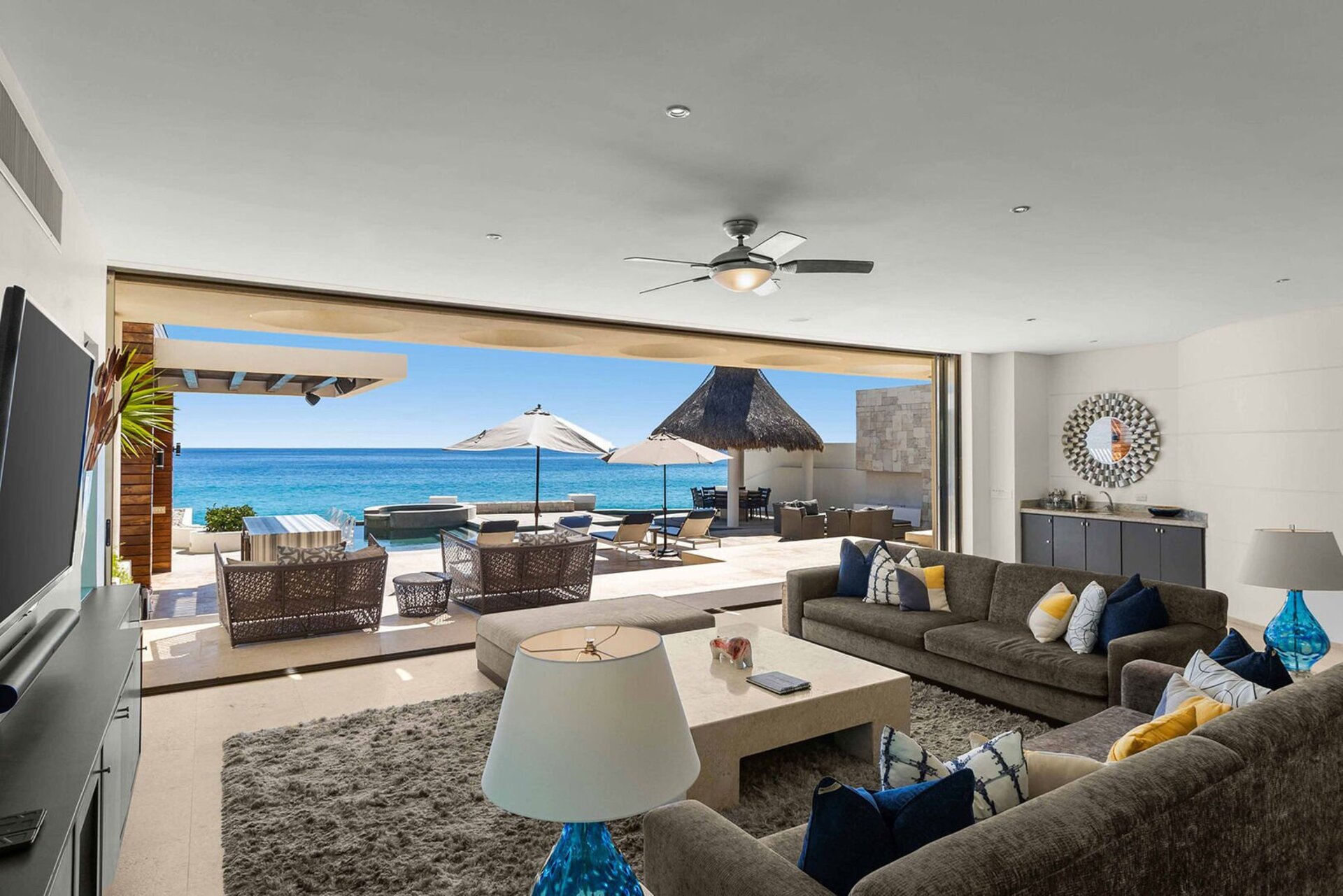 Doživite razkošje brez primere v vili Cabo San Lucas 1044: vaša sanjska vila ob plaži vas čaka!