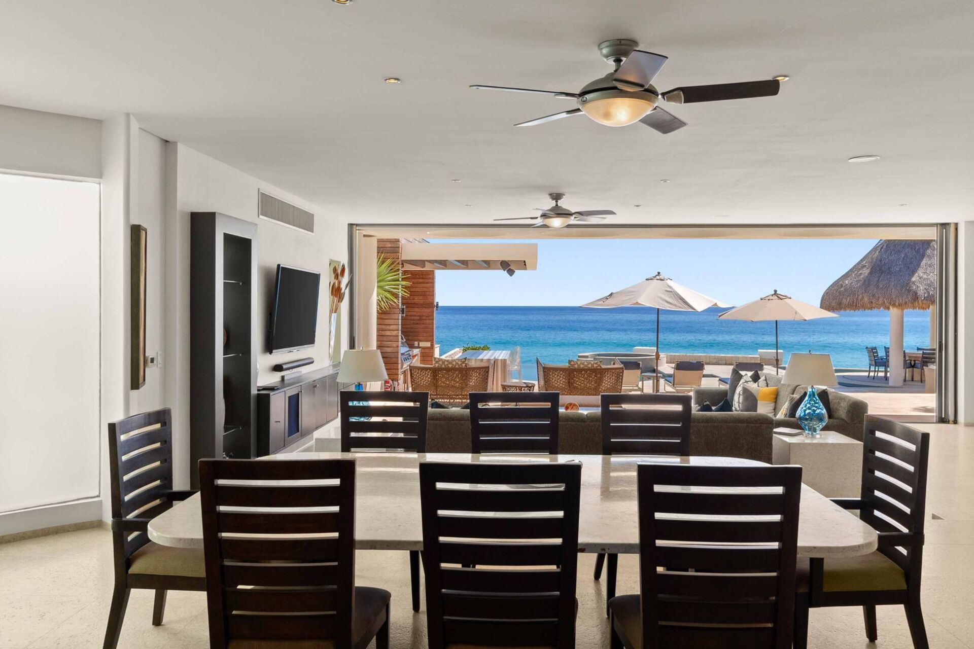 Doživite razkošje brez primere v vili Cabo San Lucas 1044: vaša sanjska vila ob plaži vas čaka!