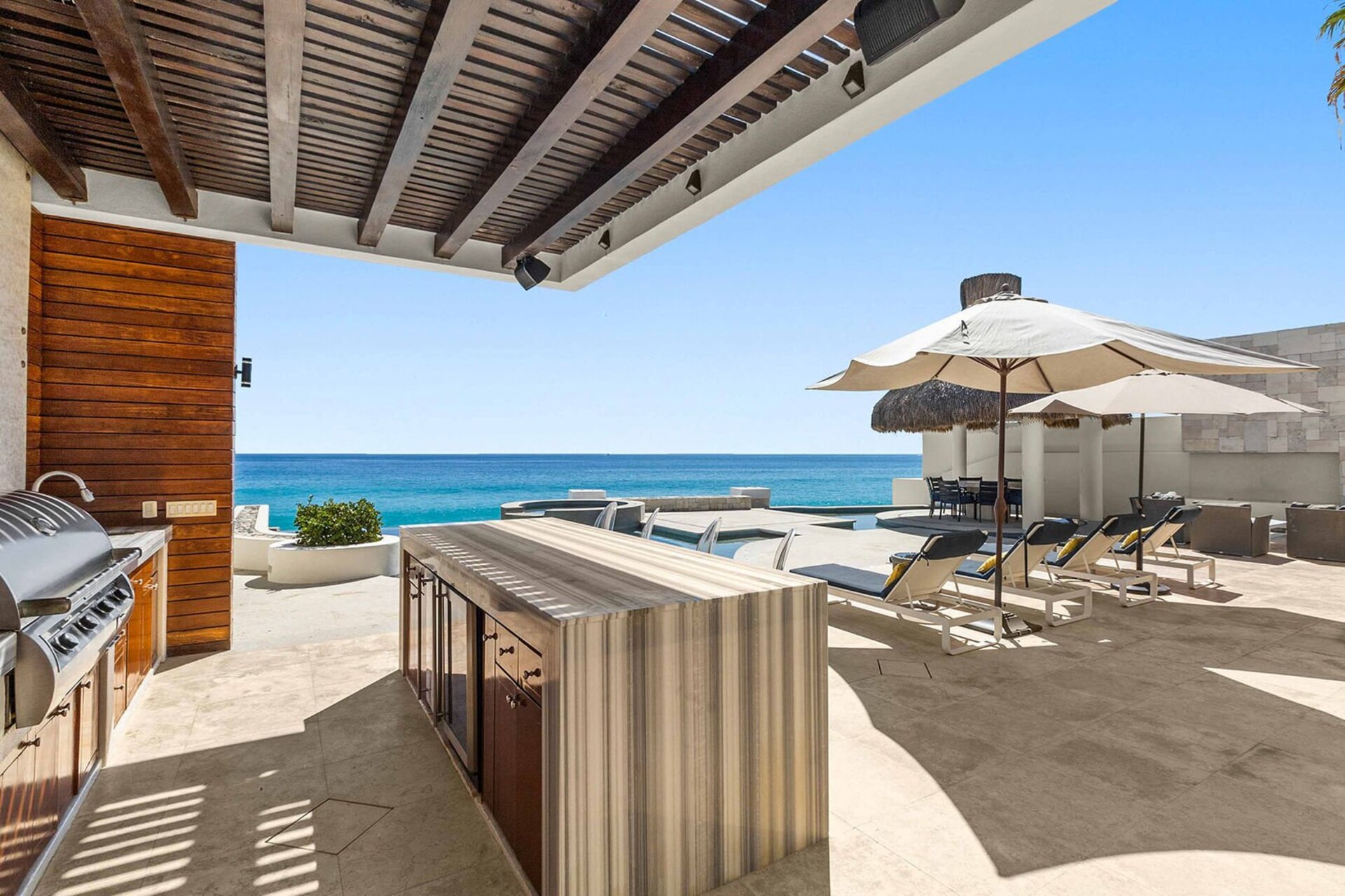 Doživite razkošje brez primere v vili Cabo San Lucas 1044: vaša sanjska vila ob plaži vas čaka!