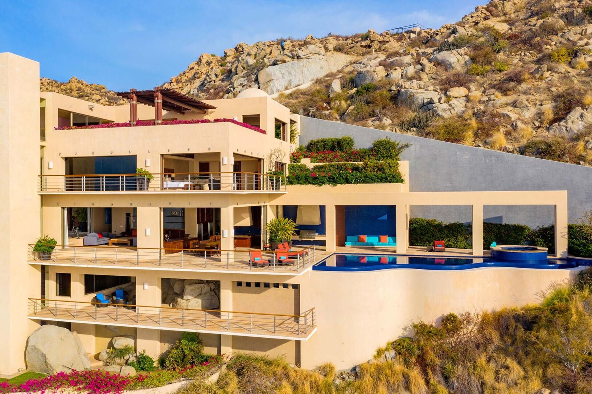 Vrhunsko razkošje in nepozabni razgledi vas čakajo v vili Cabo San Lucas 1053