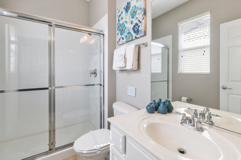 Master en-suite bathroom with walk-in shower