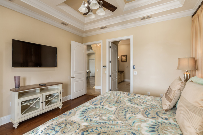 After a day at the theme parks relax in the kind size bed and watch your favorite shows