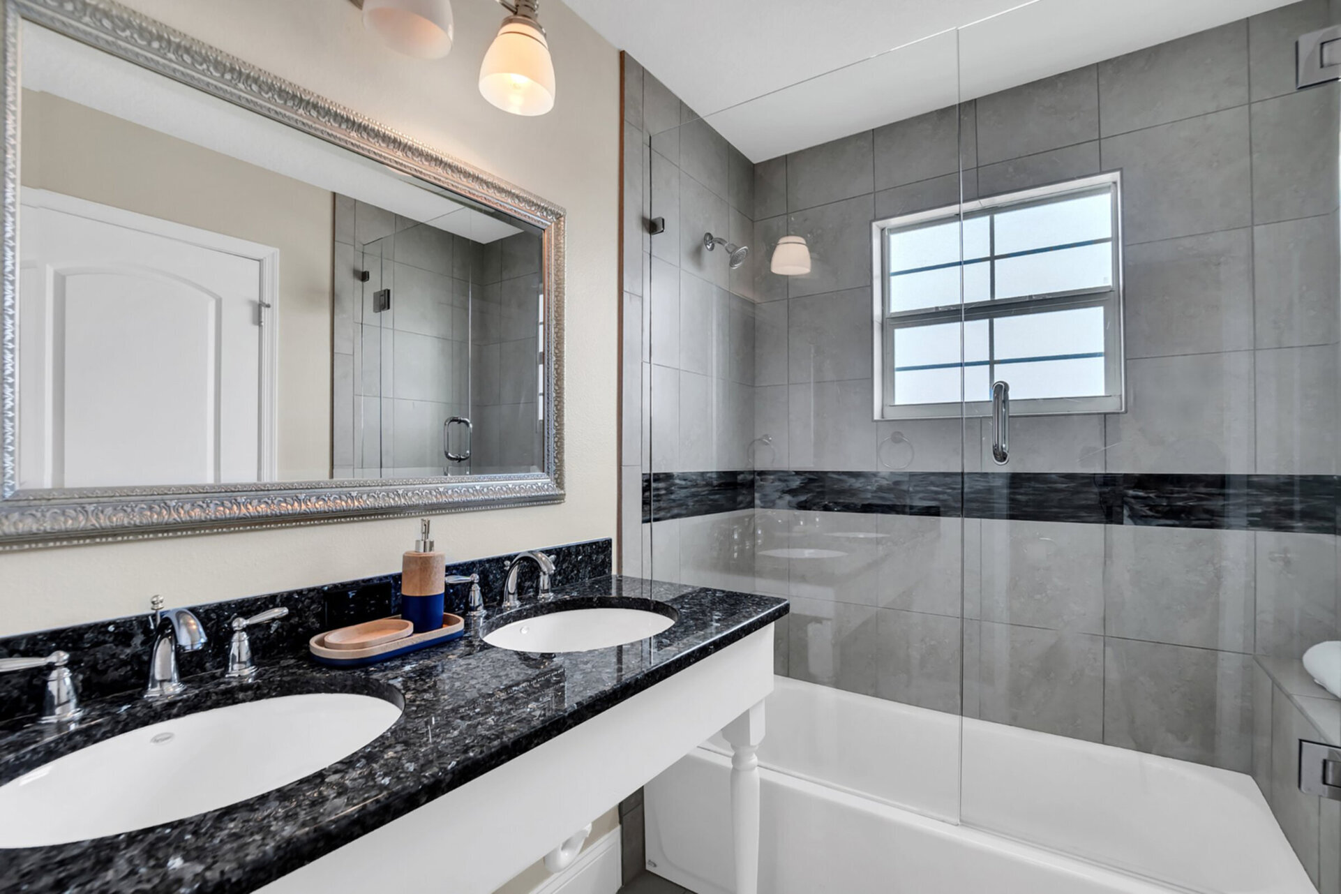 The en-suite includes a combo tub shower.