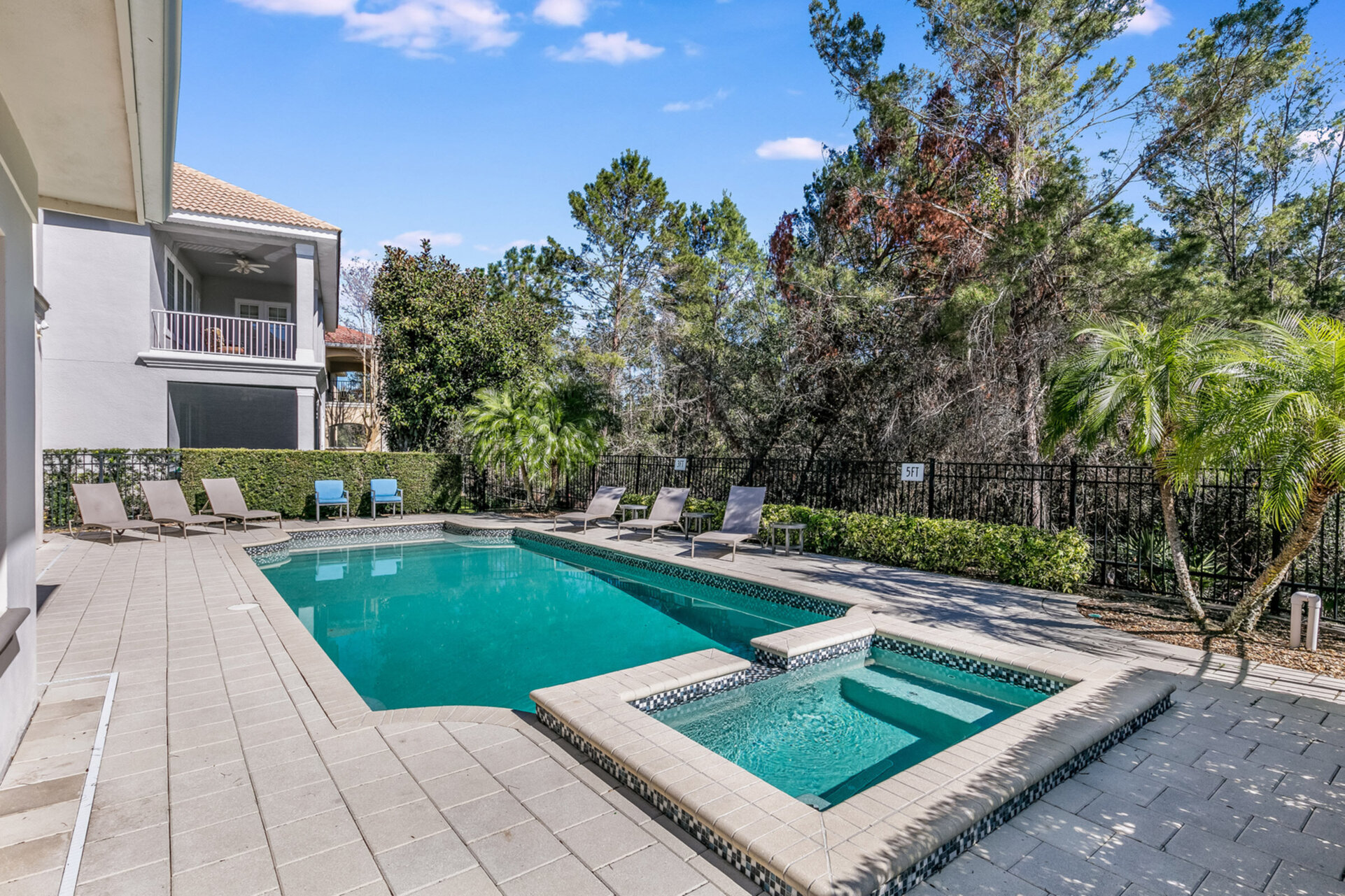 Enjoy the Florida sun in the 6 sun loungers