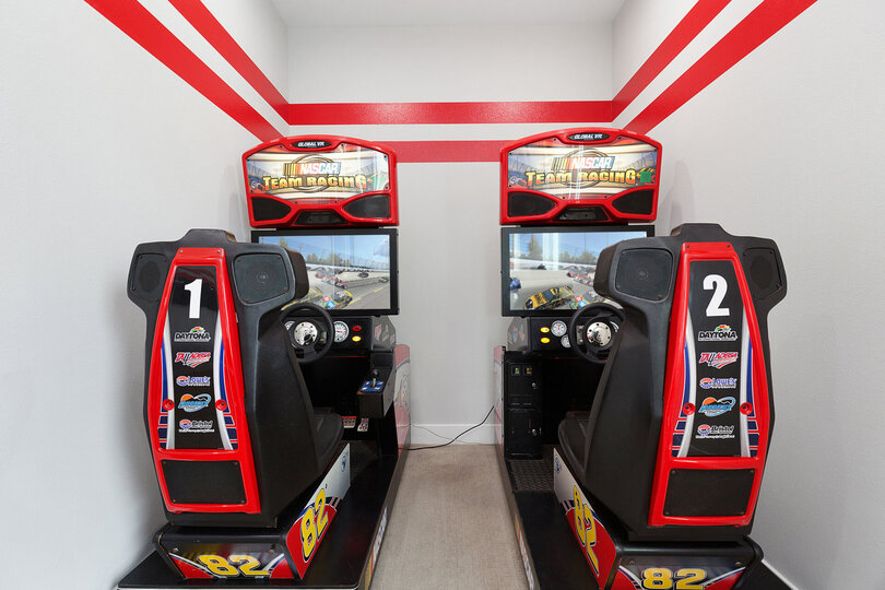 Choose your car and race against friends on the racing arcade game