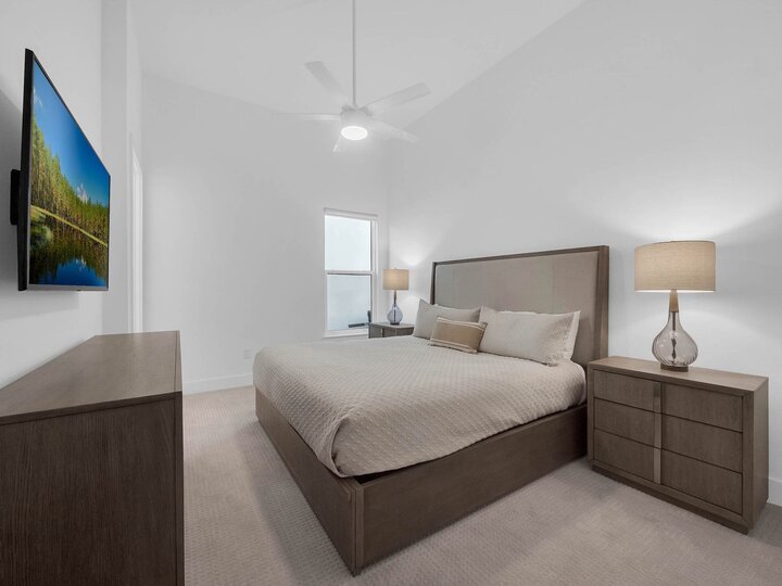 Ground floor bedroom with a king size bed