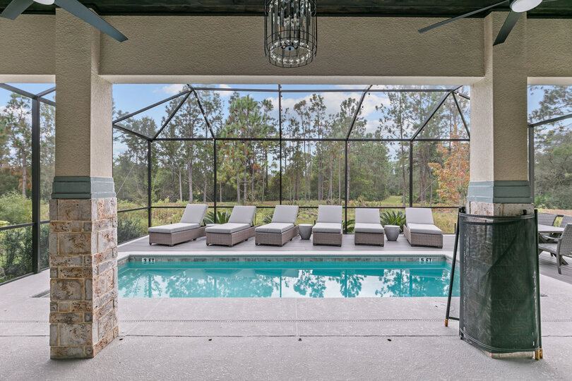 Relax in one of the 6 loungers.