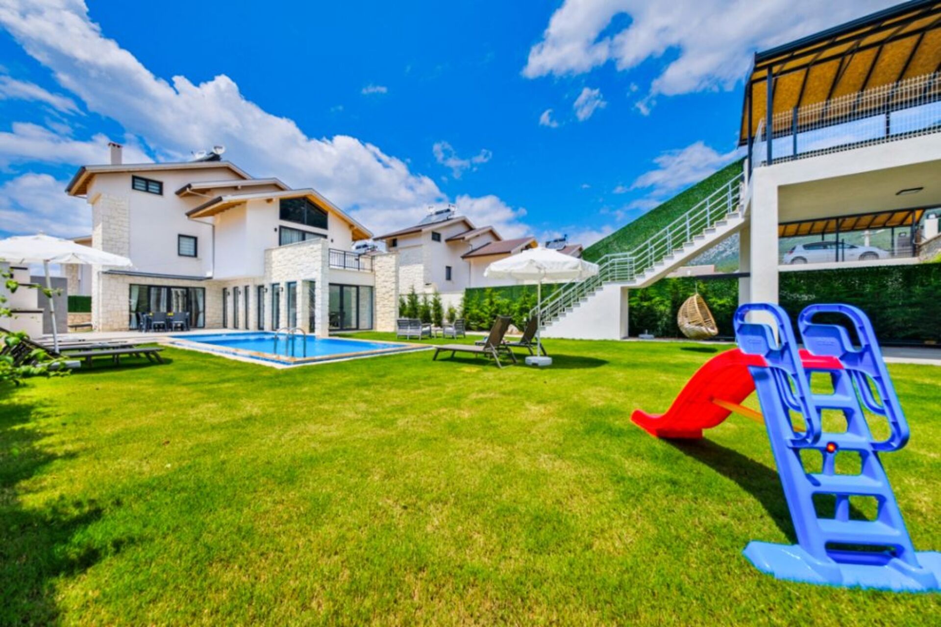 Your Own Setting for Holiday Living 1047