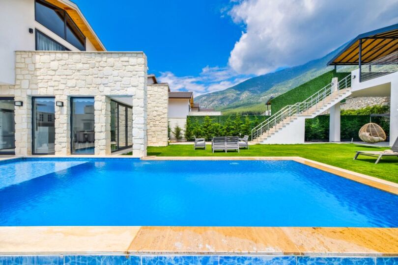 Your Own Setting for Holiday Living 1047