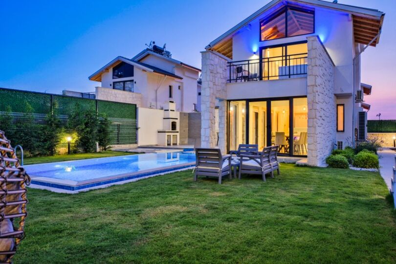Your Own Setting for Holiday Living 1047