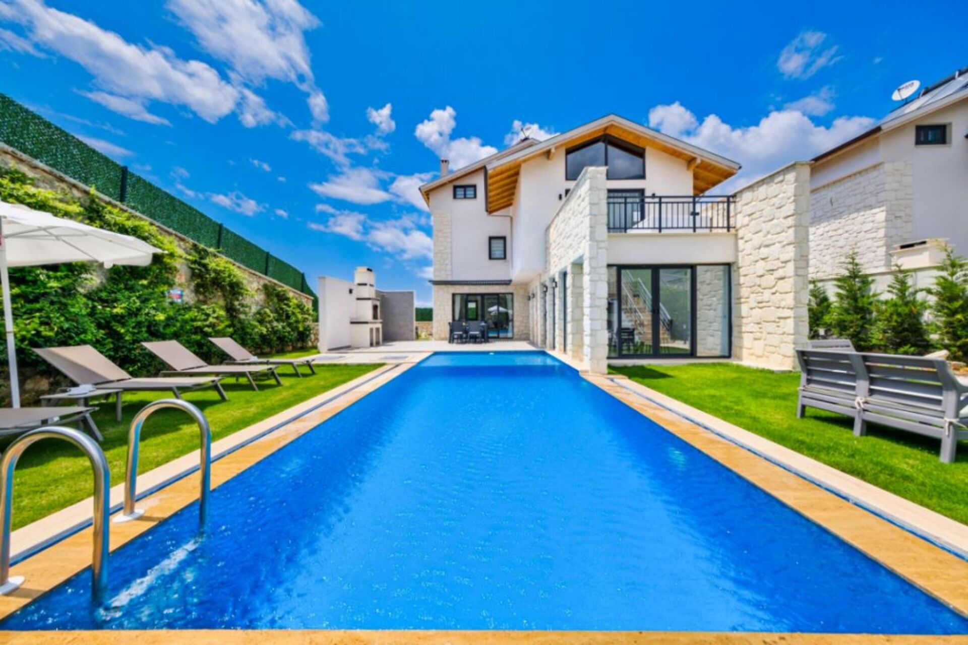 A Home That Feels Like a Holiday 1048