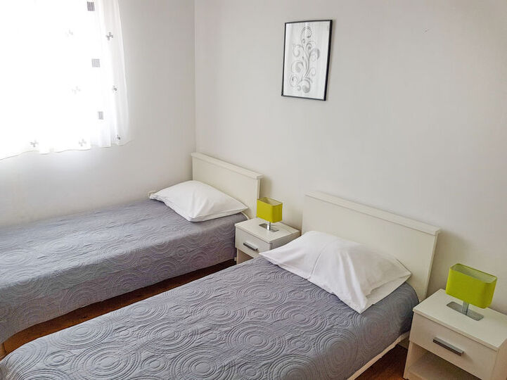 Prostorna dvonadstropna vila z zasebnim bazenom in terasami blizu Biograda na Moru - Villa 1001