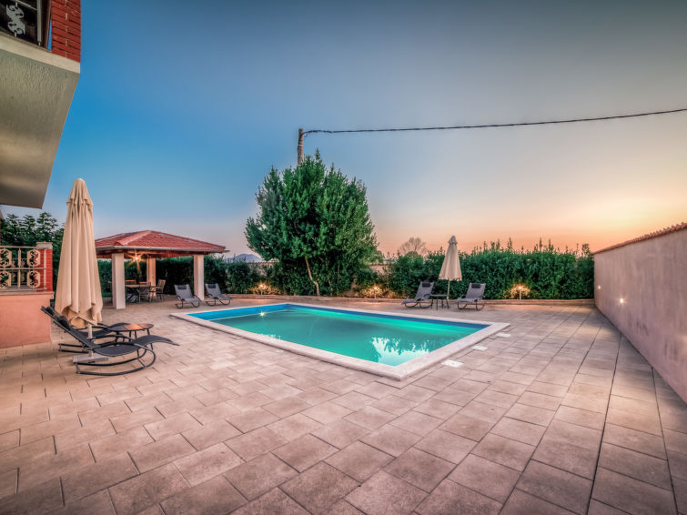 Prostorna dvonadstropna vila z zasebnim bazenom in terasami blizu Biograda na Moru - Villa 1001