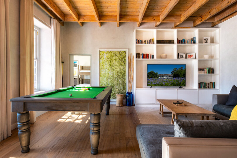 Elegant Shiraz Room with Vineyard & Mountain Views 1037