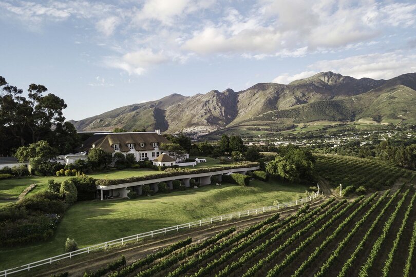 Elegant Shiraz Room with Vineyard & Mountain Views 1037