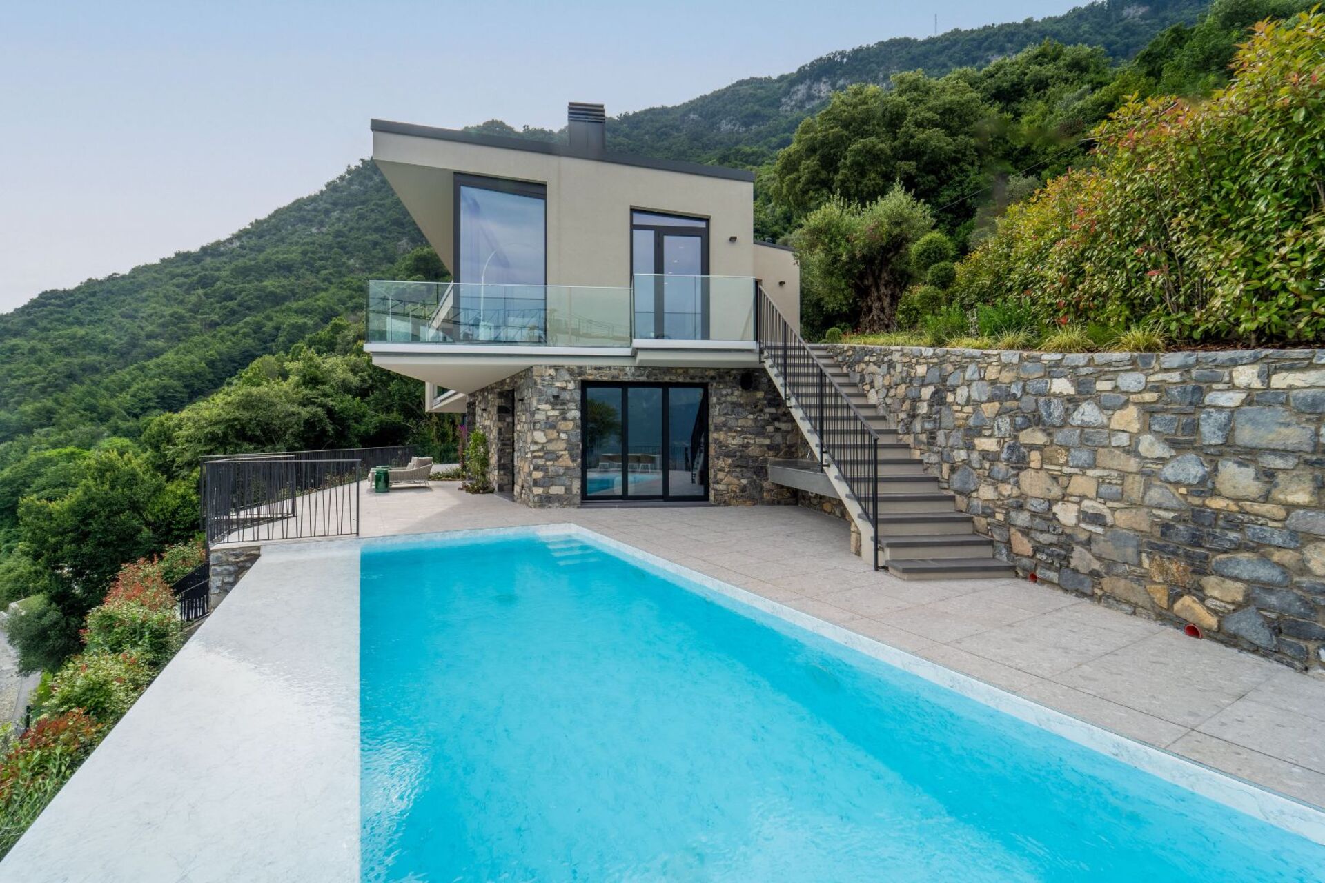 Luxurious 4 Bedroom Villa with Stunning Views in Lombardy