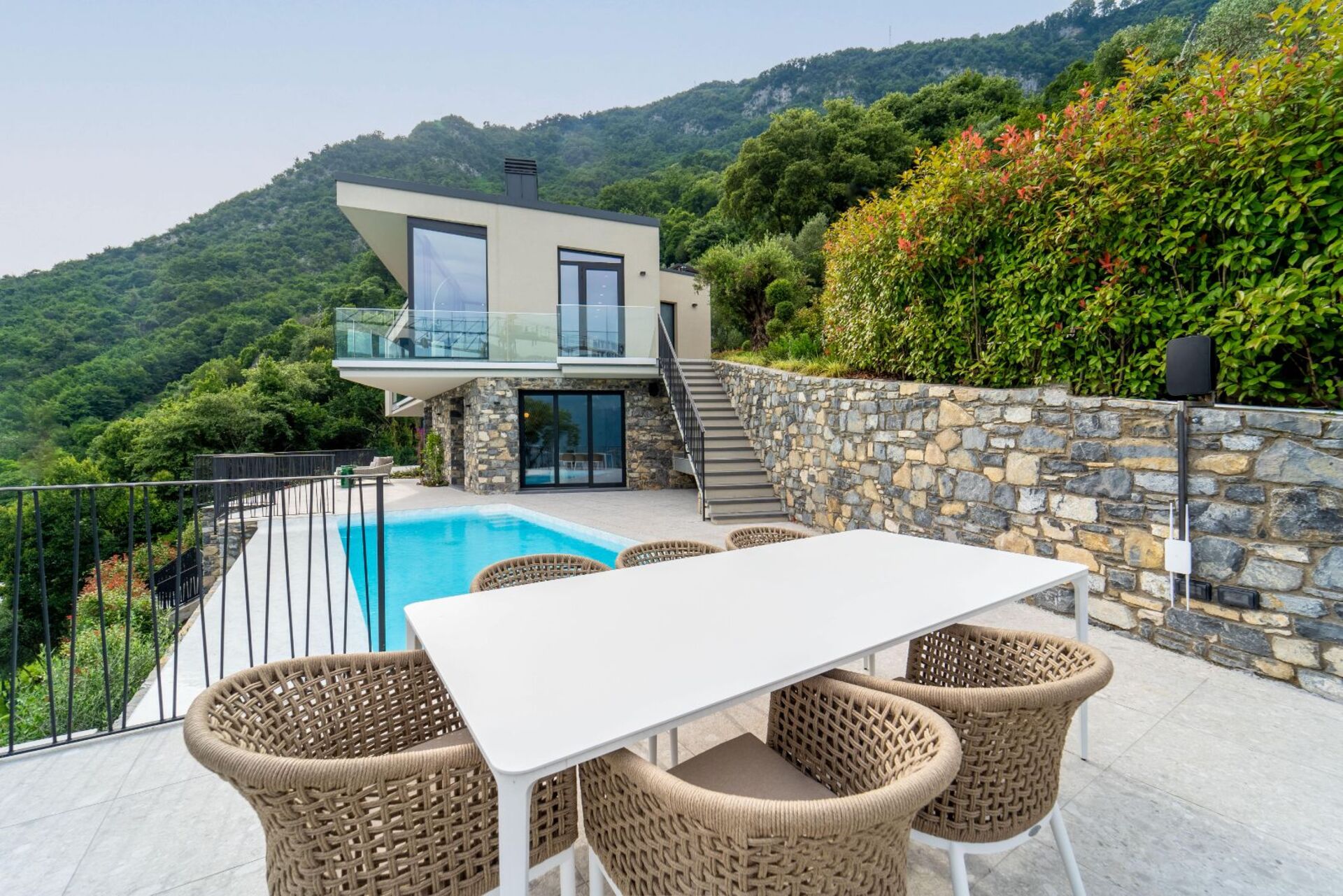 Luxurious 4 Bedroom Villa with Stunning Views in Lombardy