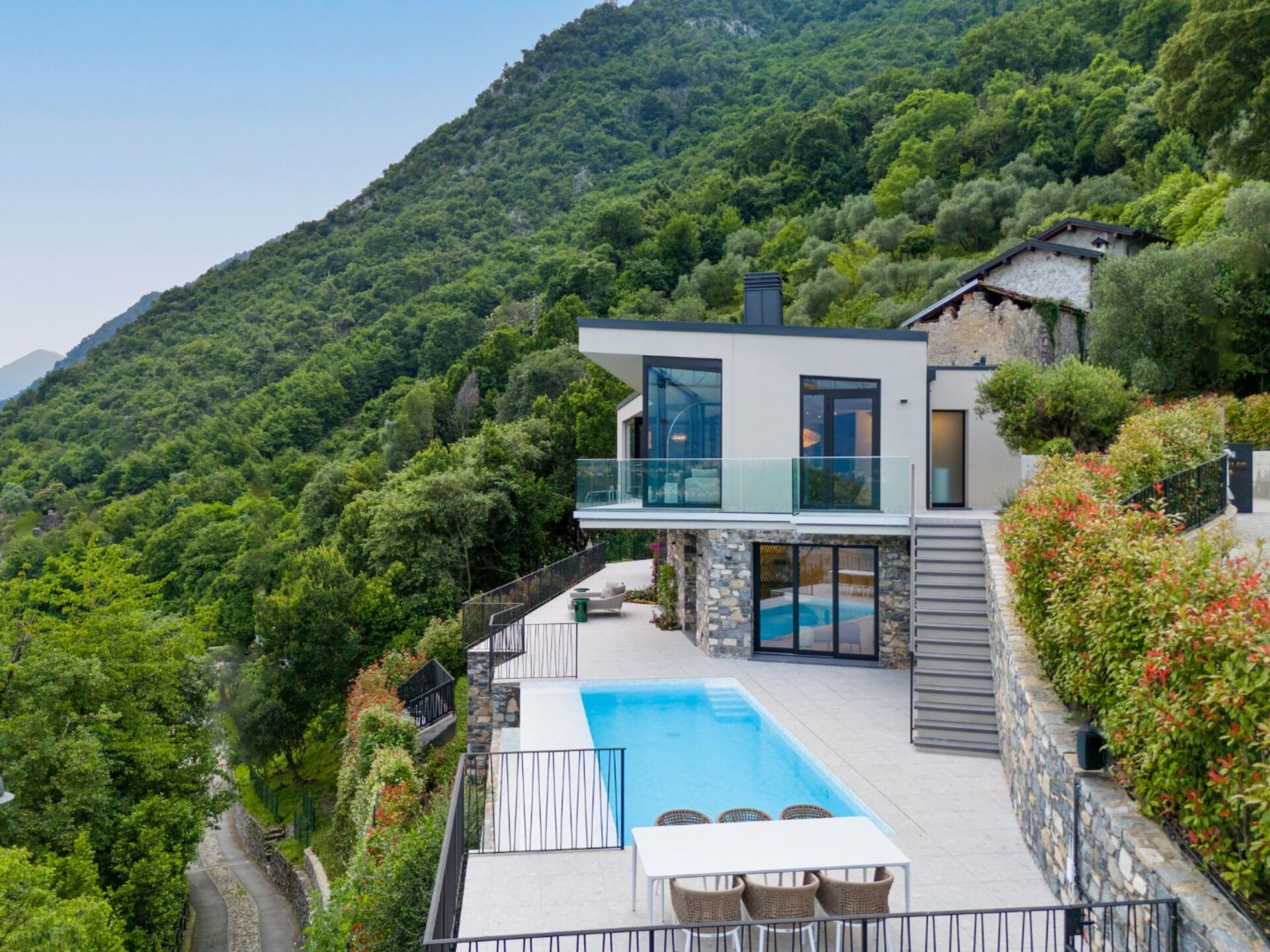 Luxurious 4 Bedroom Villa with Stunning Views in Lombardy