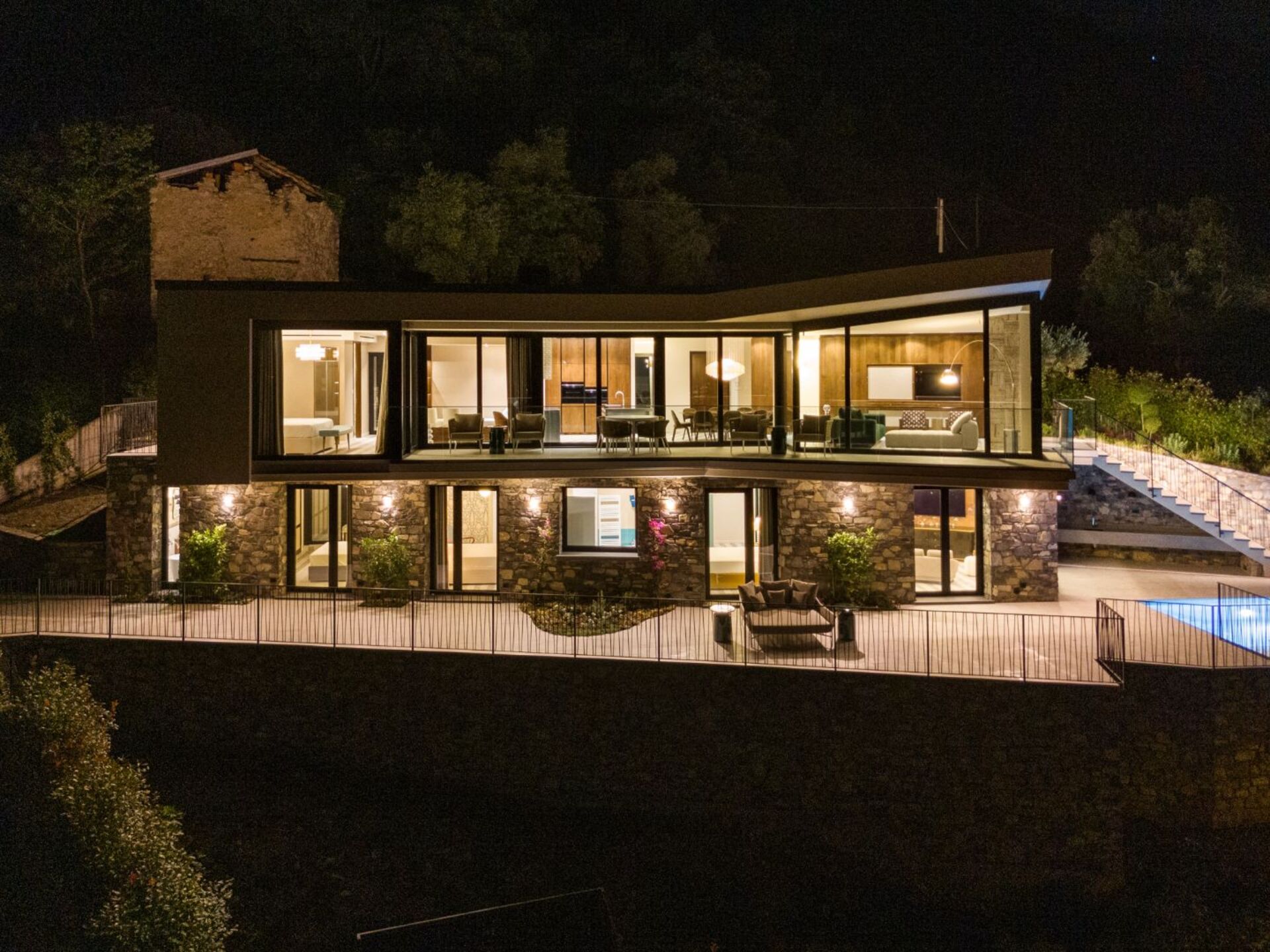 Luxurious 4 Bedroom Villa with Stunning Views in Lombardy