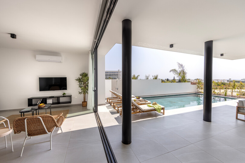 5 Star Villa Aqua Pearl - Contemporary Coastal Escape