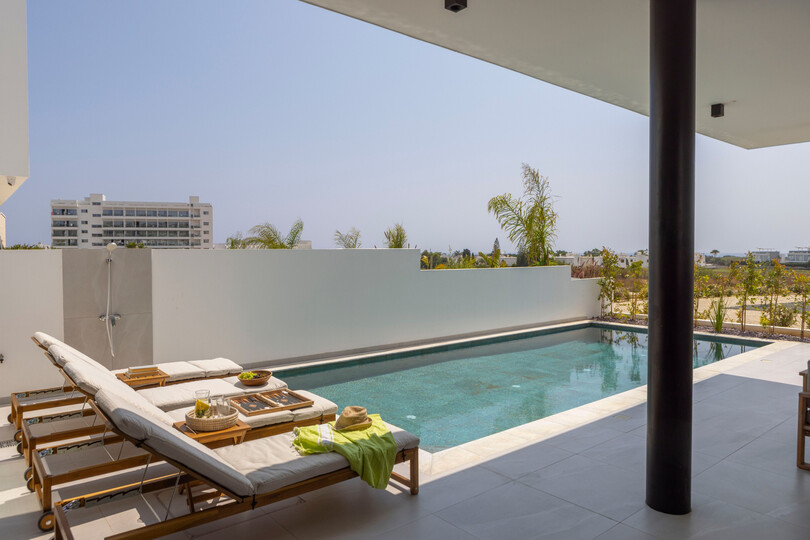 5 Star Villa Aqua Pearl - Contemporary Coastal Escape