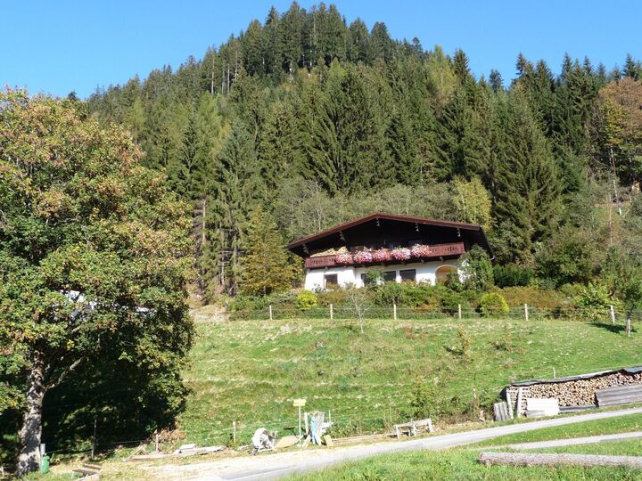 2-Bed Apartment in Sankt Johann im Pongau, Sleeps 6, 1105