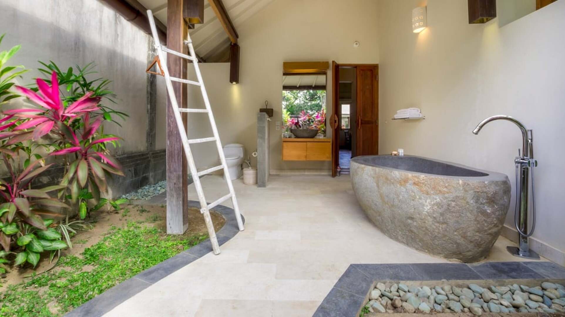 5 Star Akilea Estate – Tropical Grandeur Retreat