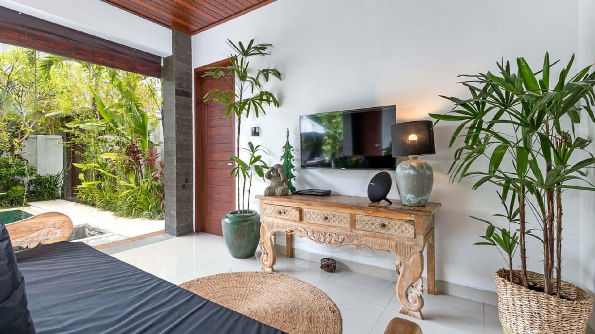 5 Star Minggu Villas – Tropical Group Escape