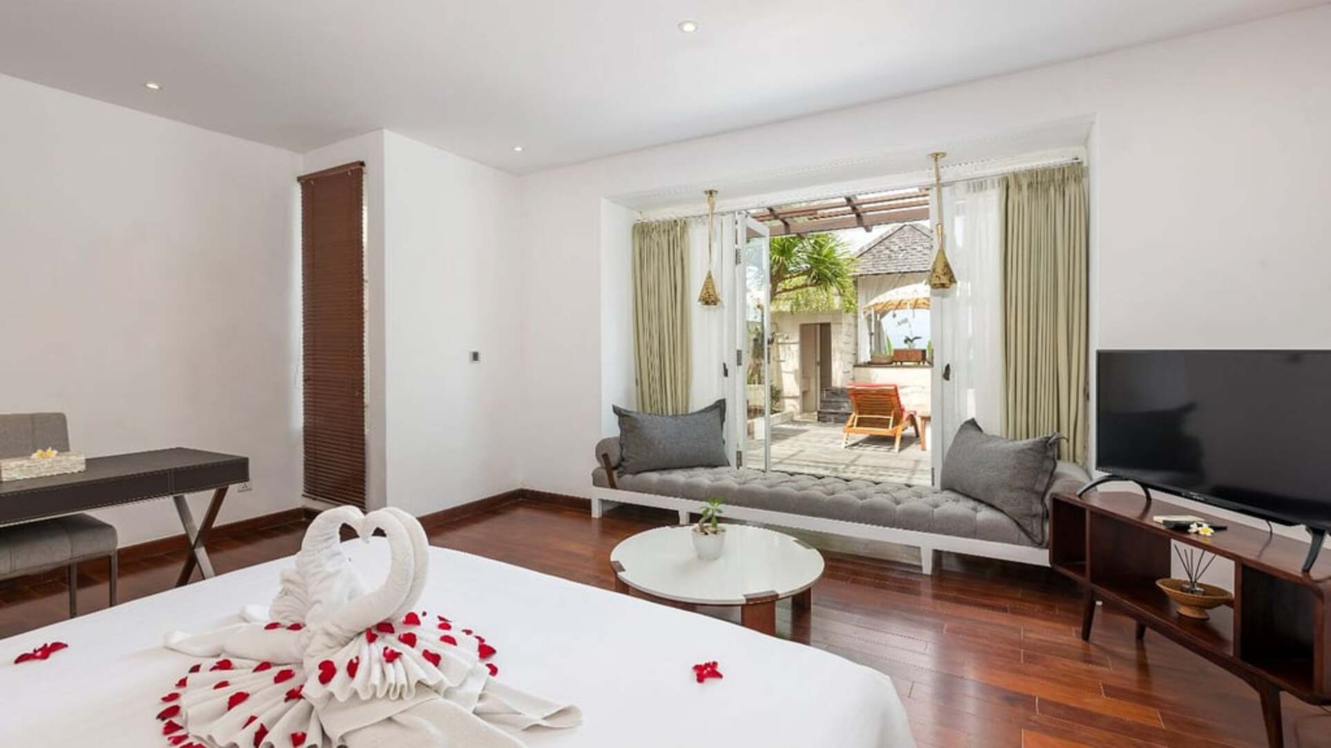 5 Star The Chand’s One – Romantic Beachfront Haven