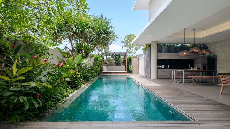 5 Star Swan Villa R – Boho Garden Escape