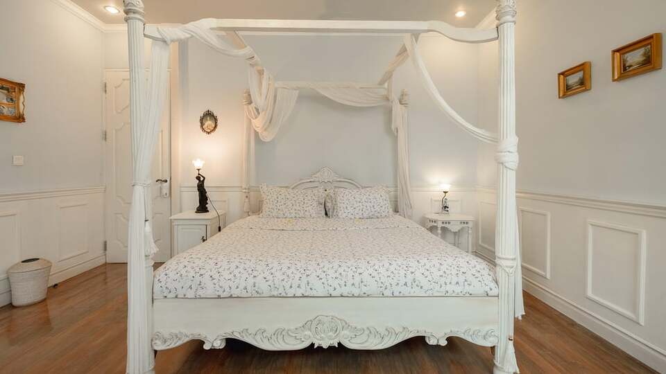 5 Star NicoNico Mansion – Eclectic Seminyak Mansion