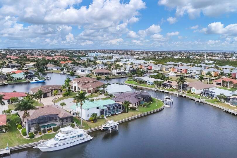 Beautiful, spacious, waterfront home with private pool in Punta Gorda