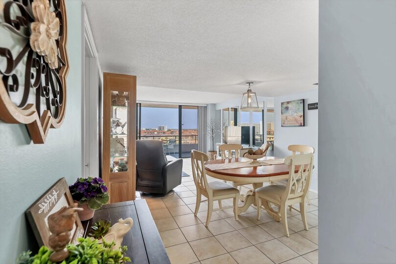 Dining Table Seats 4
