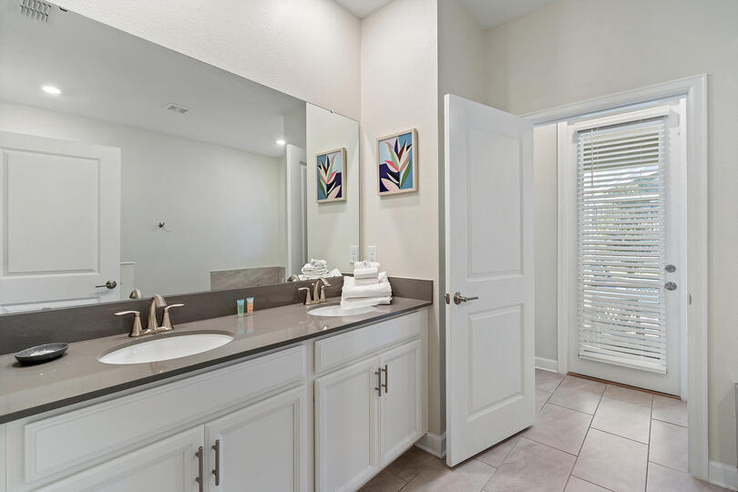 Master King Bathroom 1 Downstairs / Door to Pool