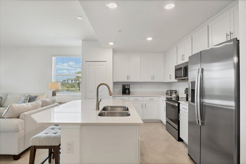 Bright, open, fully equipped kitchen