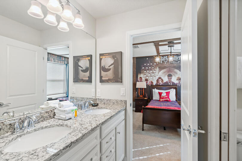 Jack N Jill Bathroom 4 Upstairs Shower (Beds 4 & 5)