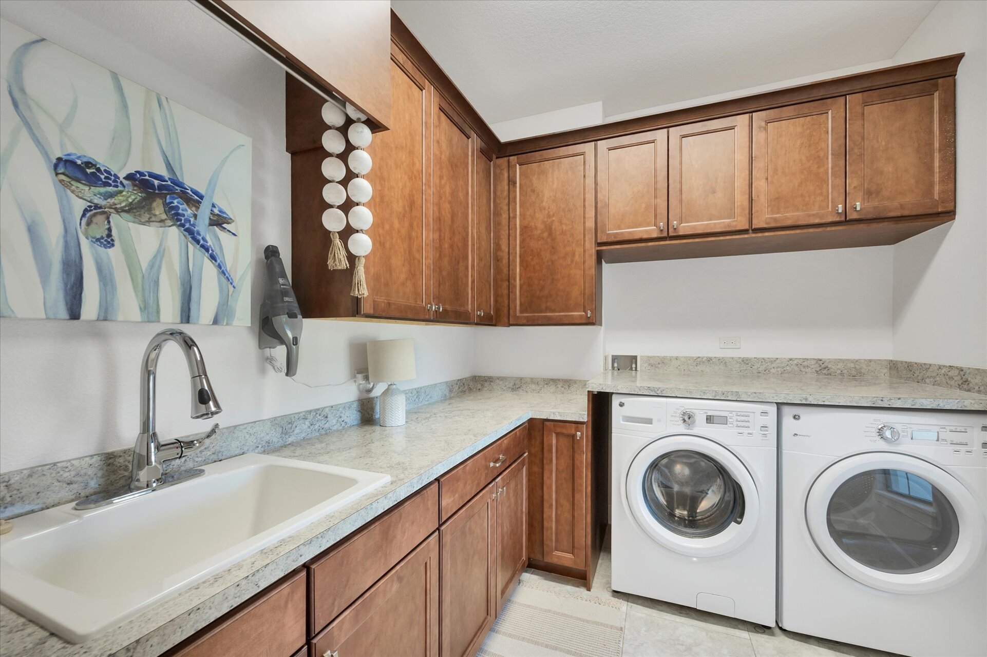 Large laundry room with full-size washer & dryer