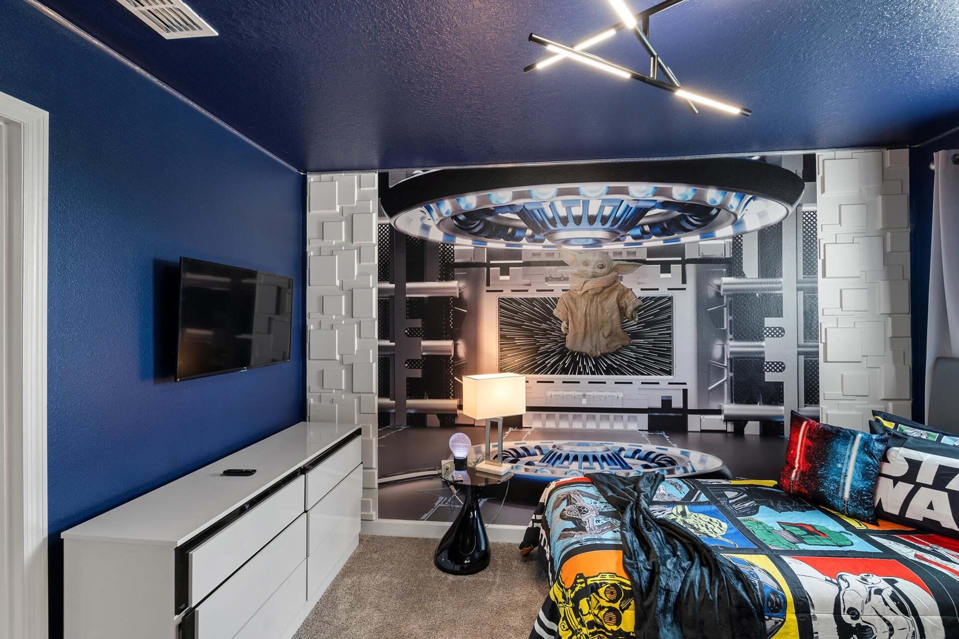 Twin/Double Bedroom 8 40" Roku TV Star Wars Theme