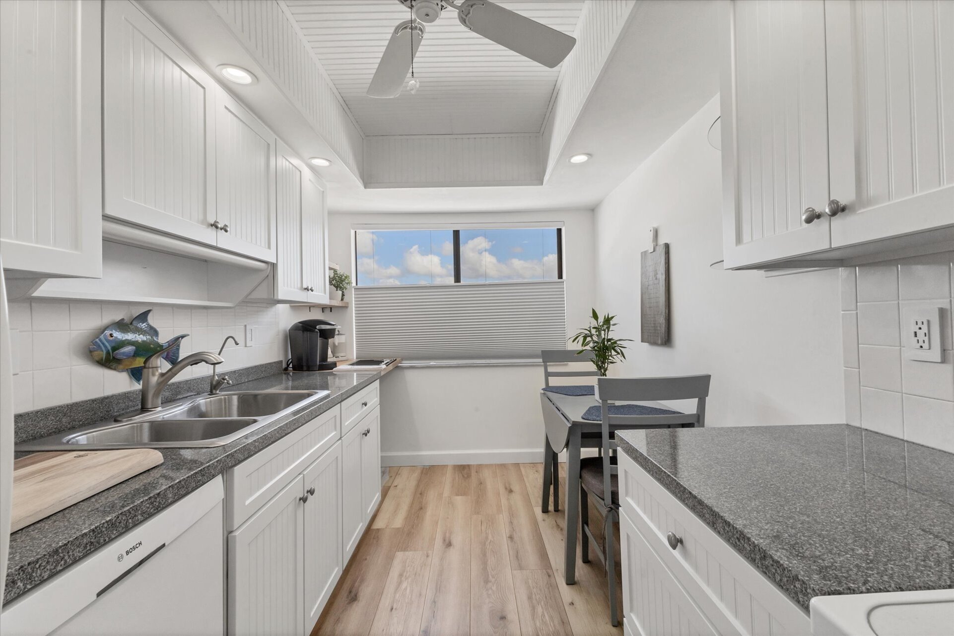 Fully-equipped kitchen and brakfast nook