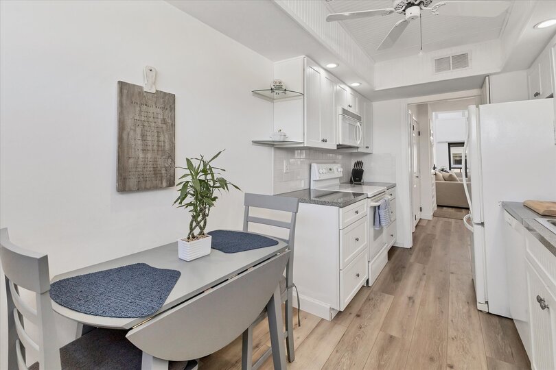 Fully-equipped kitchen and brakfast nook