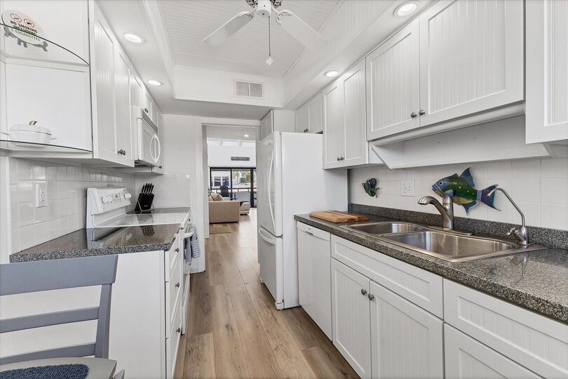 Fully-equipped kitchen and brakfast nook