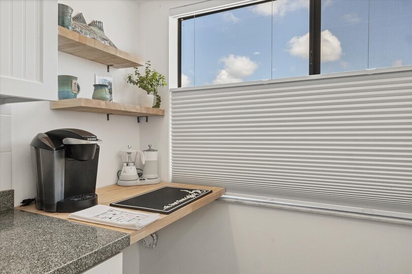 Fully-equipped kitchen and brakfast nook