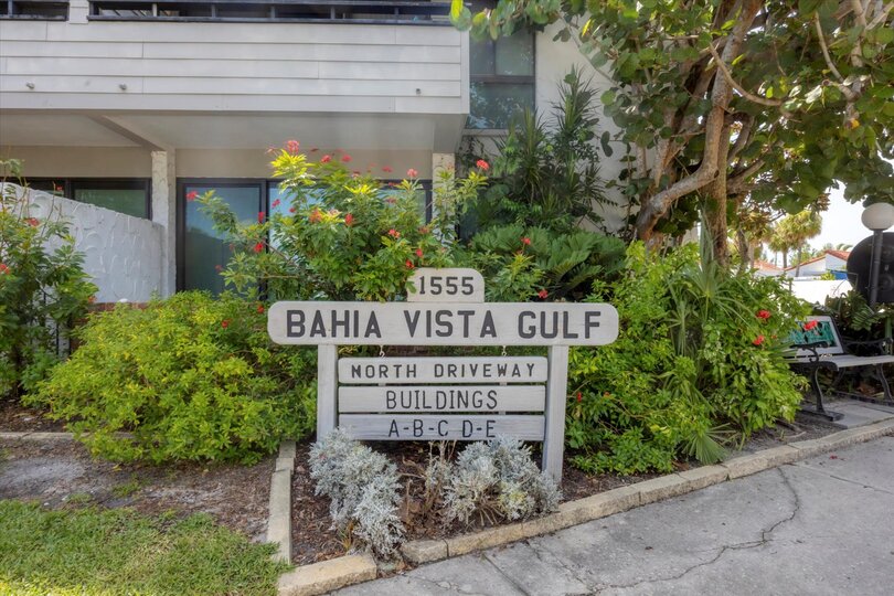 Beautiful 2 bedroom, 2 bathroom condo with water view on Venice Beach