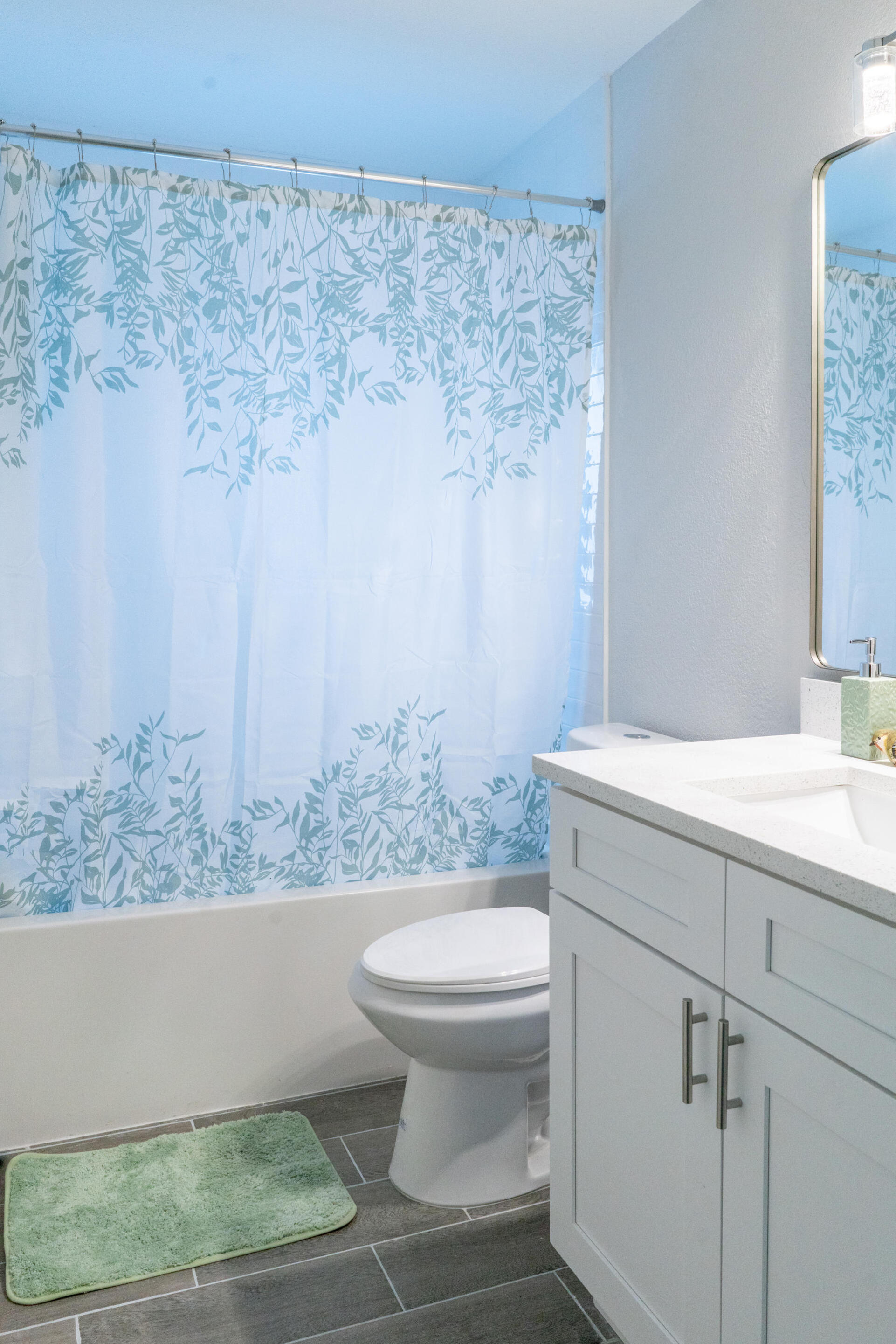 Guest bathroom with shower/tub combo