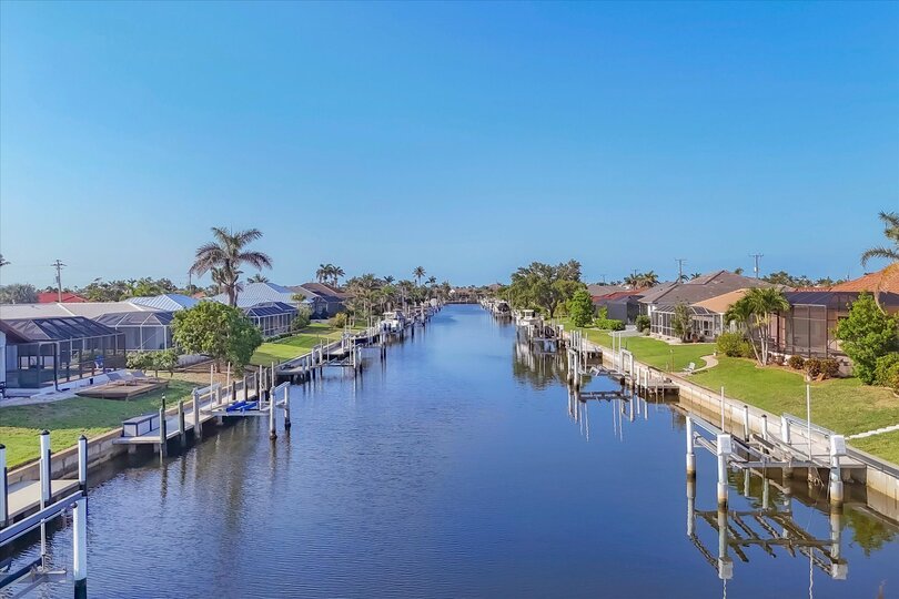 Canal Access to Charlotte Harbor and the Gulf! (Boat lift not available)